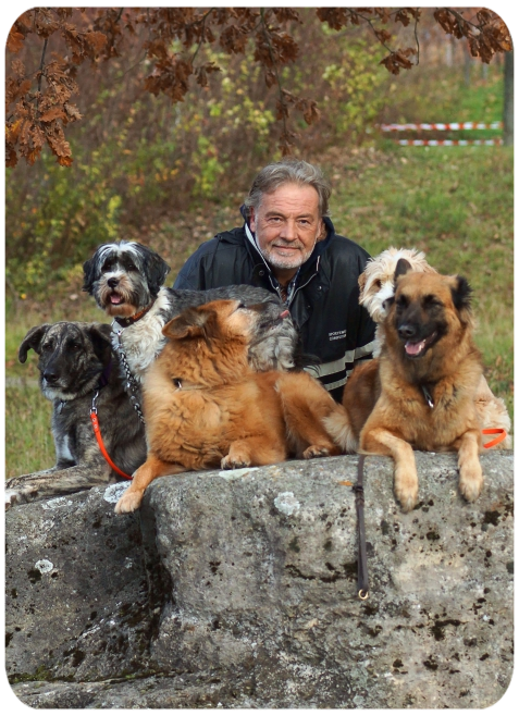 Ein Gruppenbild mit Thorsten Funk und  fünf Hunden