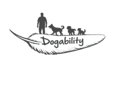 Das Logo besteht aus einer großen Feder auf der eine Schattenfigur steht und gleichzeitig im Scherenschnitt gehalten drei Hunde die der Schattenfigur folgen