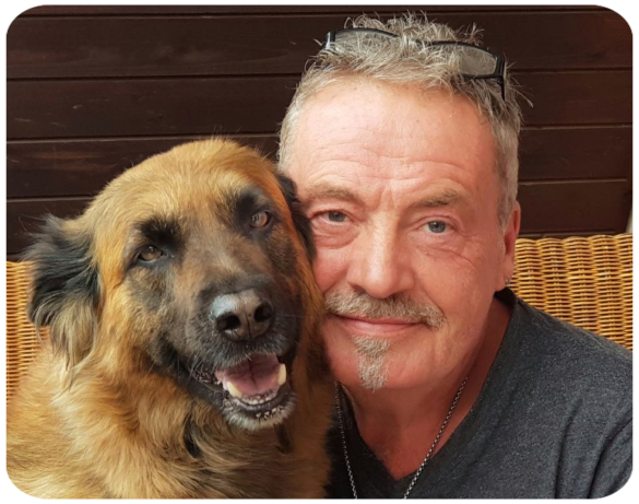 Foto von Thorsten mit seiner damaligen Noji.<br />Die beiden sitzen dort Wange an Wange